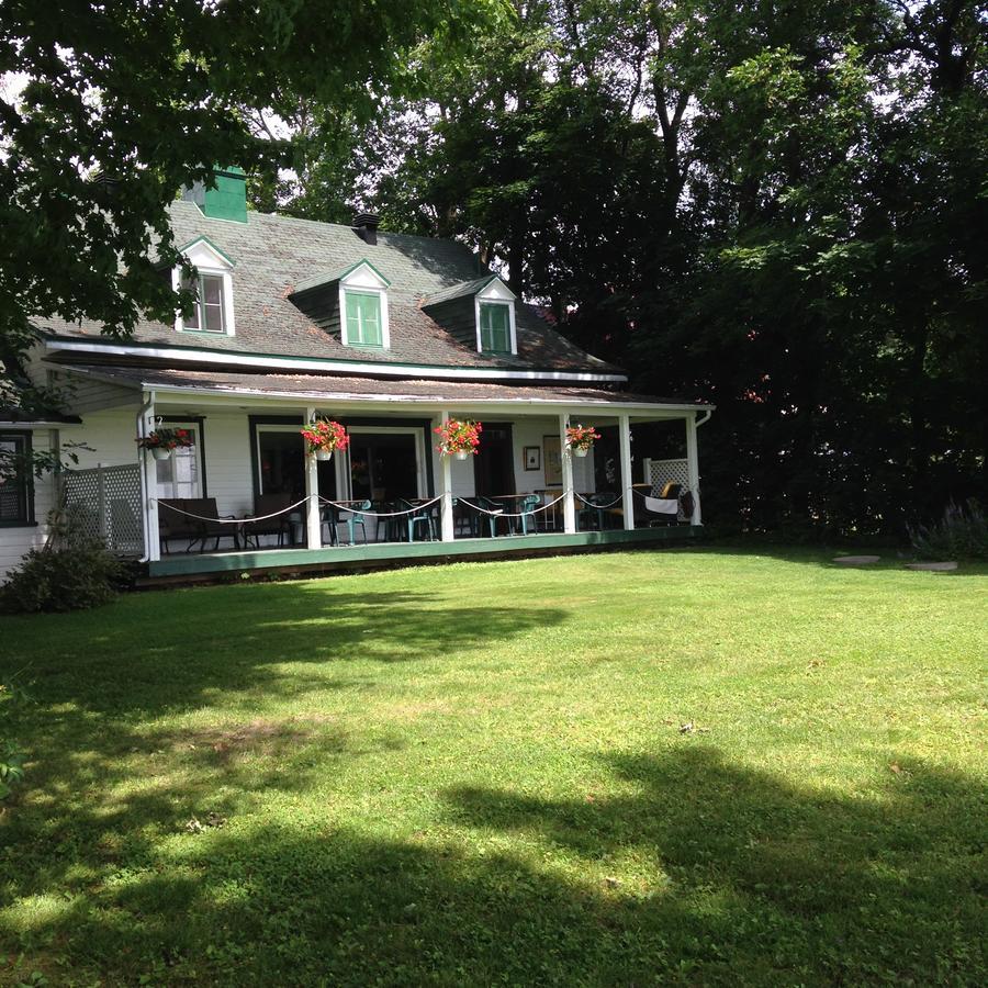 Auberge Les Blancs Moutons Saint-Laurent-de-l'ile d'Orleans Exterior foto